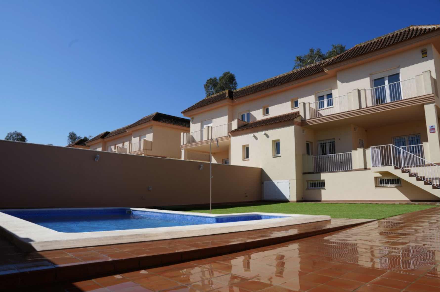 Jardín con piscina - Chalet pareados
